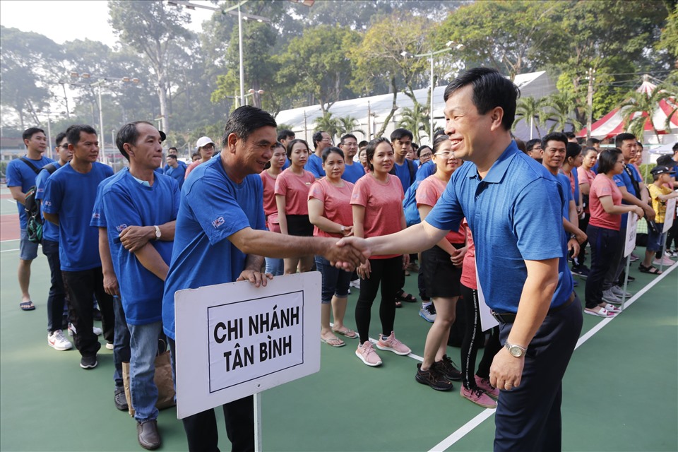 Đồng chí Nguyễn Huy Thông, Chủ tịch Công đoàn Công nghiệp Hóa chất Việt Nam động viên các đội dự thi. Ảnh: Xuân Tùng