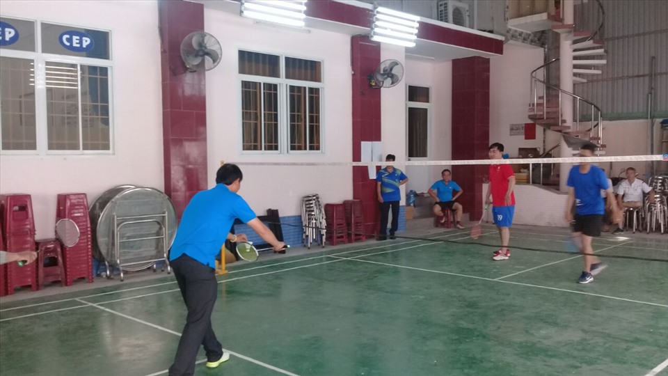 Thi đấu cầu lông kỷ niệm 91 năm Ngày thành lập Công đoàn Việt Nam. Ảnh: K.Q