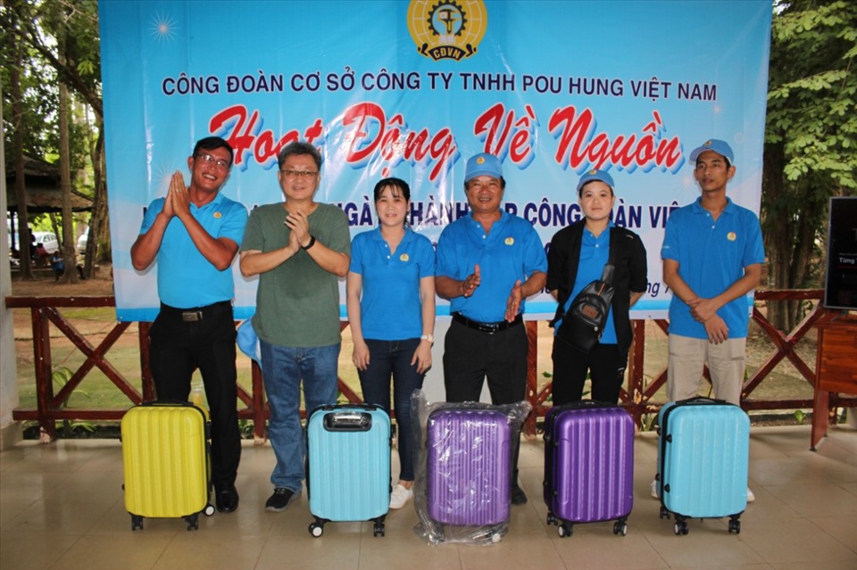 Trao quà cho các cán bộ tham gia bốc thăm trúng thưởng. Ảnh LĐLĐ Tây Ninh