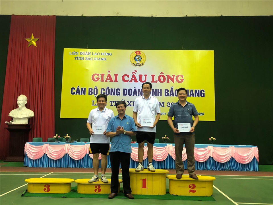 Đồng chí Nguyễn Văn Cảnh - Chủ tịch LĐLĐ tỉnh Bắc Giang- trao giải cho các vận động viên. Ảnh: Nguyễn Huyền.