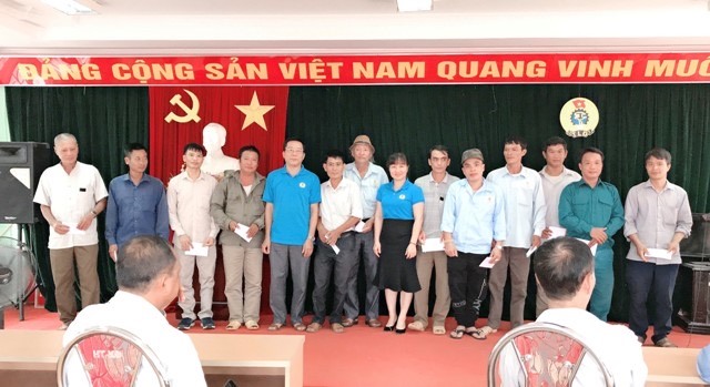 Đồng chí Lê Đình Thi - Chủ tịch Liên đoàn Lao động thành phố Hà Giang - trao tiền hỗ trợ cho đoàn viên công đoàn, người lao động. Ảnh: Hùng Mạnh.