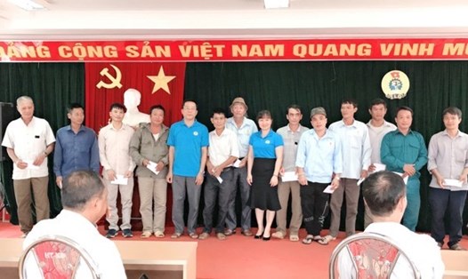 Đồng chí Lê Đình Thi - Chủ tịch Liên đoàn Lao động thành phố Hà Giang - trao tiền hỗ trợ cho đoàn viên công đoàn, người lao động. Ảnh: Hùng Mạnh.