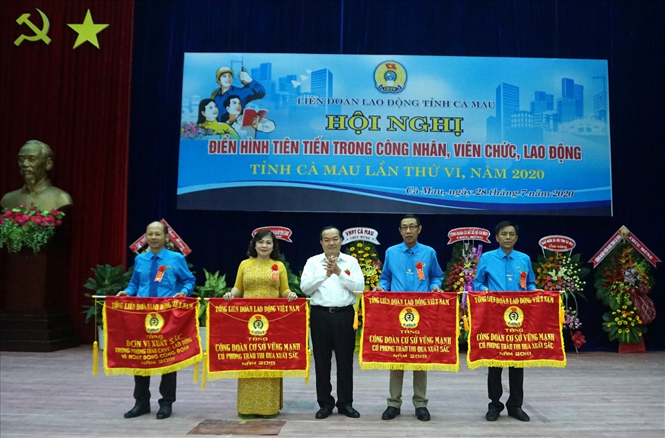 Phó Bí thư Tỉnh ủy Cà Mau Phạm Bạch Đằng trao cờ thi đua của Tổng LĐLĐ Việt Nam cho các đơn vị xuất sắc (ảnh Nhật Hồ)