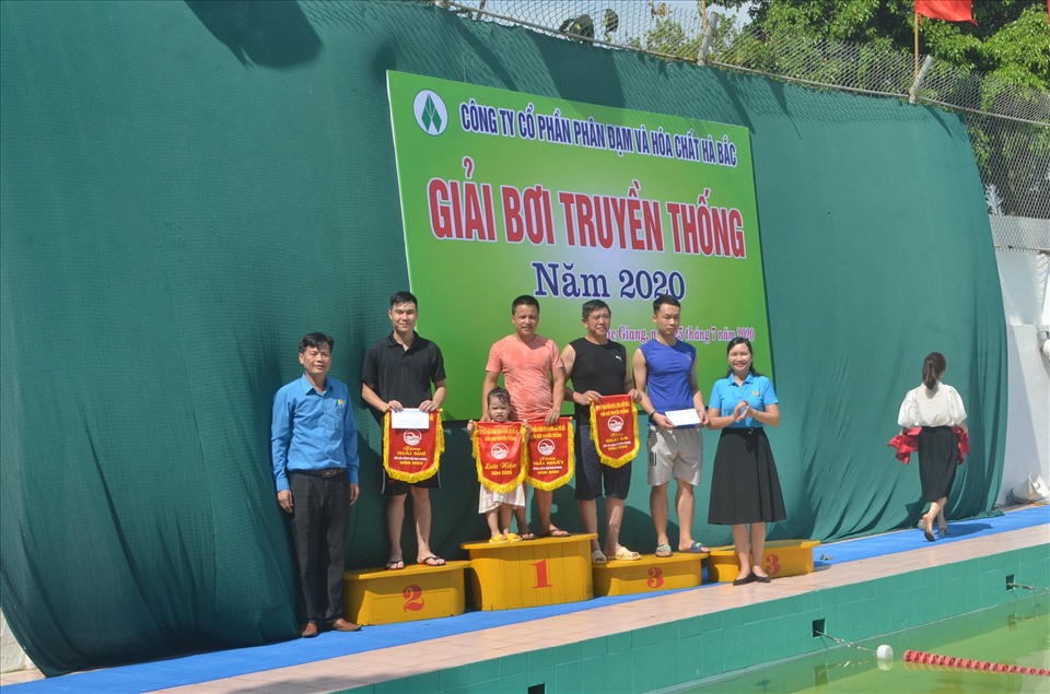 Các vận động viên nhận giải thưởng. Ảnh: Thuỵ Quỳnh