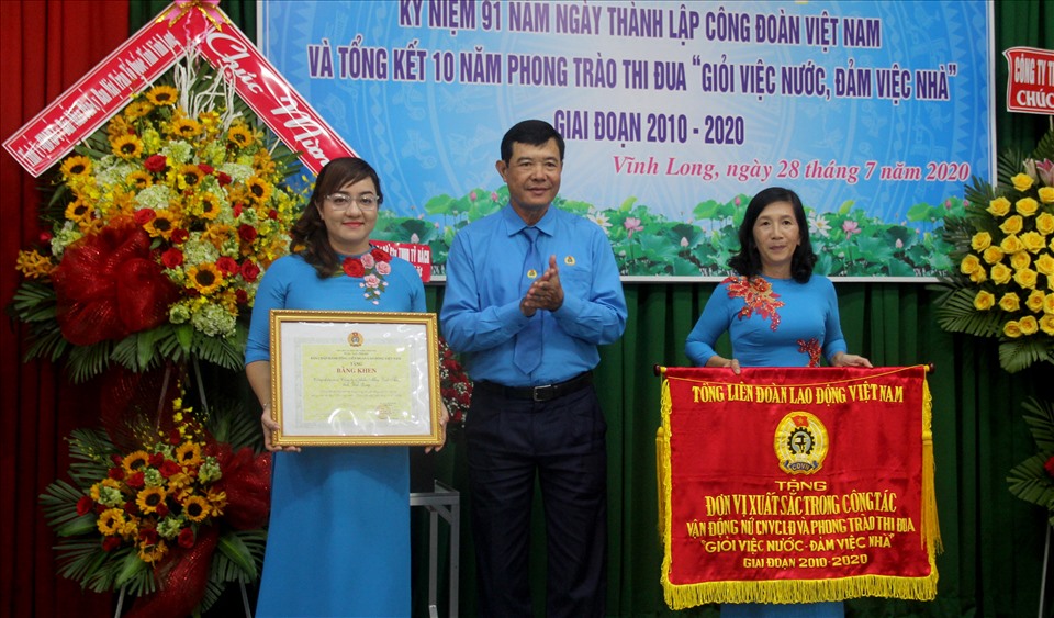 21 tập thể, 30 cá nhân được Tổng Liên đoàn, UBND tỉnh, LĐLĐ tỉnh biểu dương xuất sắc trong phong trào thi đua. Ảnh: N.T