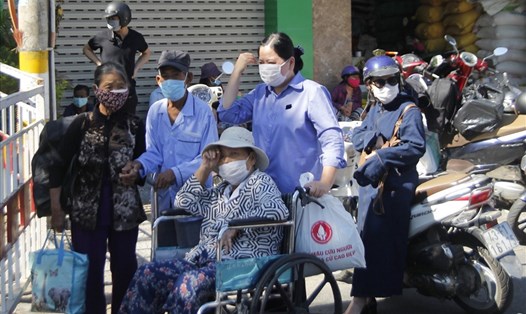 Nhiều bệnh nhân chạy thận nhân tạo đứng bên ngoài khu cách ly Bệnh viện Đà Nẵng.  Ảnh Hữu Long