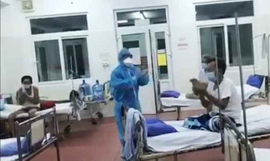 Xúc động hình ảnh bác sĩ Đà Nẵng cổ vũ bệnh nhân bị cách ly. Ảnh cắt từ clip