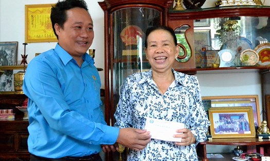 Ông Phạm Văn Đằng trao quà cho nguyên Chủ tịch LĐLĐ Kiên Giang - bà Nguyễn Thị VIệt Nhân. Ảnh: LT