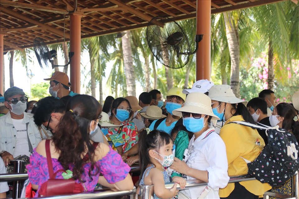 Mặc dù khách hủy tour nhưng trong ngày 28.7 các điểm du lịch ở Nha Trang vẫn đón đông du khách đến. Hầu hết du khách đều trang bị khẩu trang. Ảnh chụp tại khu chờ cáp treo Vinpearl Nha Trang. P.Linh