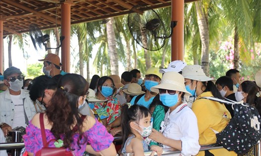 Mặc dù khách hủy tour nhưng trong ngày 28.7 các điểm du lịch ở Nha Trang vẫn đón đông du khách đến. Hầu hết du khách đều trang bị khẩu trang. Ảnh chụp tại khu chờ cáp treo Vinpearl Nha Trang. P.Linh
