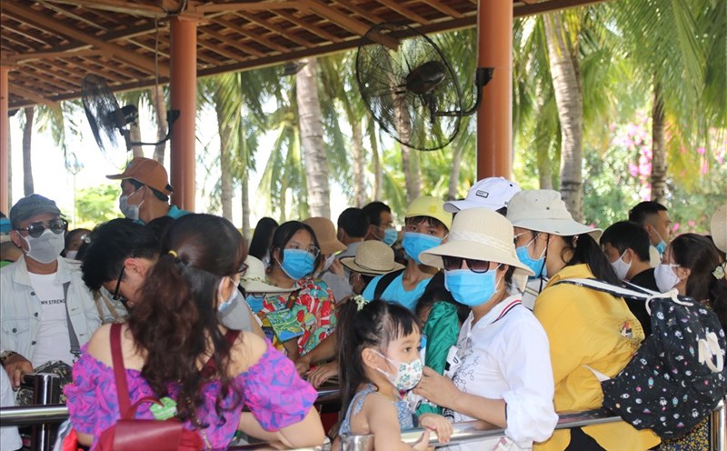Mặc dù khách hủy tour nhưng trong ngày 28.7 các điểm du lịch ở Nha Trang vẫn đón đông du khách đến. Hầu hết du khách đều trang bị khẩu trang. Ảnh chụp tại khu chờ cáp treo Vinpearl Nha Trang. P.Linh