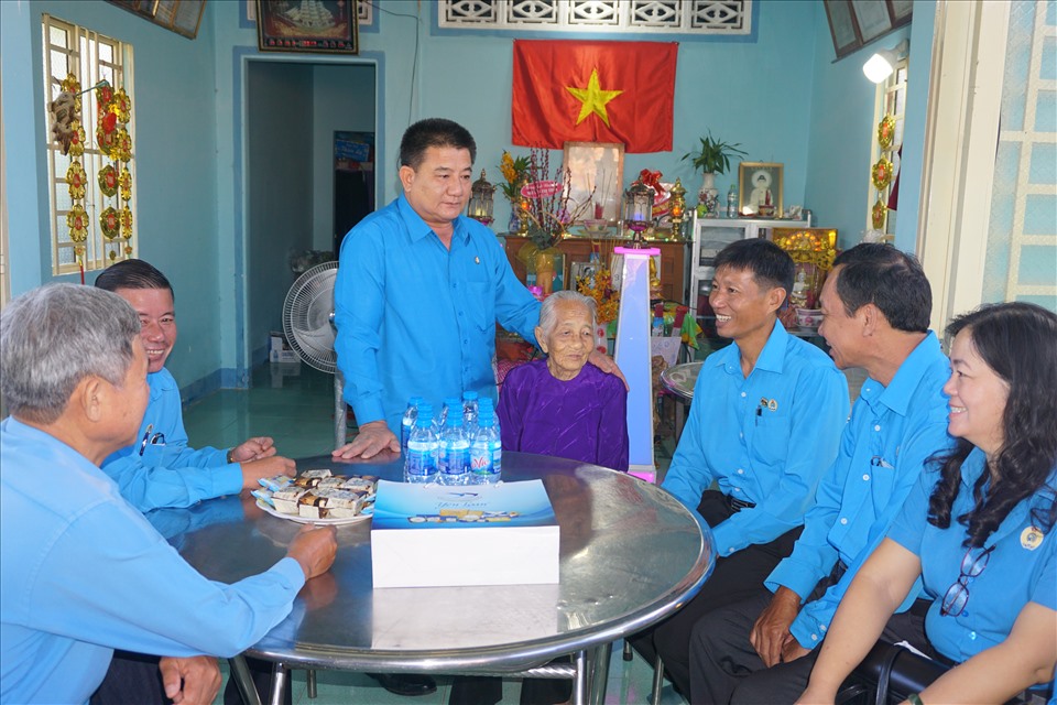 Lãnh đạo LĐLĐ tỉnh cùng đoàn cán bộ chuyên trách công đoàn tỉnh đã đến thăm Mẹ Việt Nam Anh hùng Nguyễn Thị Thùa. Ảnh Quốc Tiến