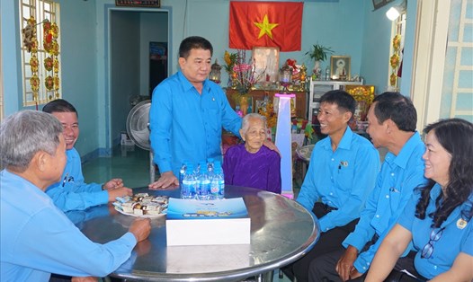 Lãnh đạo LĐLĐ tỉnh cùng đoàn cán bộ chuyên trách công đoàn tỉnh đã đến thăm Mẹ Việt Nam Anh hùng Nguyễn Thị Thùa. Ảnh Quốc Tiến