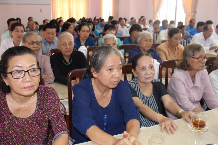 Cán bộ công đoàn tỉnh Tiền Giang qua các thời kỳ dự họp mặt kỷ niệm 91 năm Công đoàn VN. Ảnh: K.Q