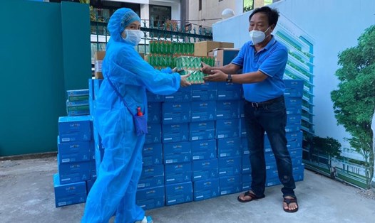 Đại diện các nhà hảo tâm, ông Phạm Thanh trao thuốc, nước sạch và sữa tươi tặng cho y bác sĩ Bệnh viện Đà Nẵng. Ảnh:NTH