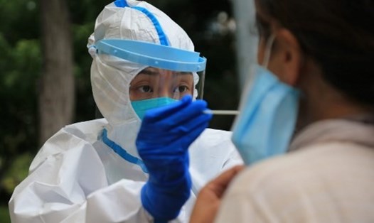 Nhân viên y tế đang tiến hành kiểm dịch COVID-19 cho người dân ở Đại Liên, tỉnh Liêu Ninh, Trung Quốc. Ảnh: AFP