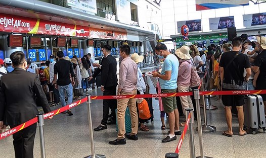 Hành khách làm thủ tục rời Đà Nẵng bằng đường hàng không trong ngày 27.7. Ảnh: T.L.