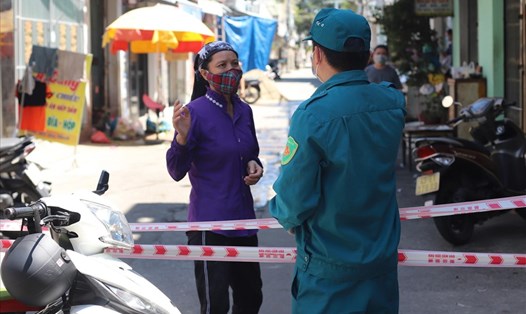 Khu vực chợ trên đường Nguyễn Duy Hiệu (quận Sơn Trà) được cách ly sau khi phát hiện ca nghi mắc COVID-19. Ảnh: Hữu Long