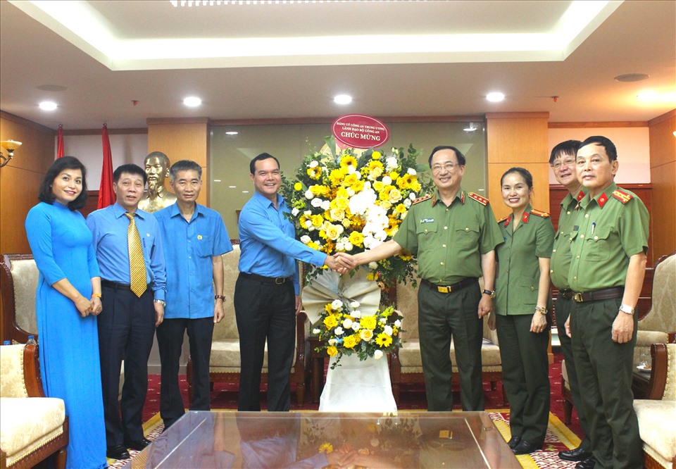 Đoàn cán bộ Bộ Công an chúc mừng Tổng LĐLĐ Việt Nam nhân Kỷ niệm 91 năm Ngày thành lập Công đoàn Việt Nam. Ảnh: Tú Quỳnh.