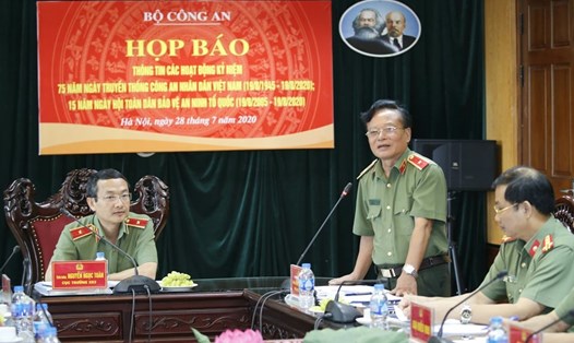 Thiếu tướng Nguyễn Ngọc Toàn - Cục trưởng X03, Bộ Công an (người ngồi, bên trái) khi chủ trì buổi họp báo. Ảnh: V.D.