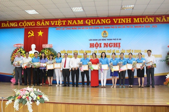 Đại diện LĐLĐ thành phố Dĩ An trao giấy khen cho các cá nhân có thành tích xuất sắc giai đọan 2015-2020. Ảnh: Dương Bình