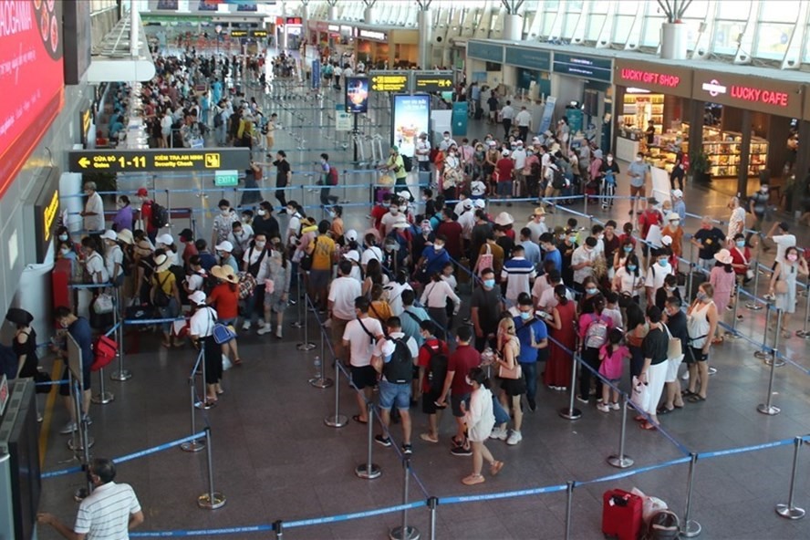 Khách du lịch rời thành phố Đà Nẵng khi dịch COVID-19 bùng phát. Ảnh: Hữu Long
