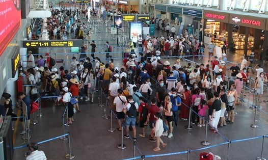 Khách du lịch rời thành phố Đà Nẵng khi dịch COVID-19 bùng phát. Ảnh: Hữu Long