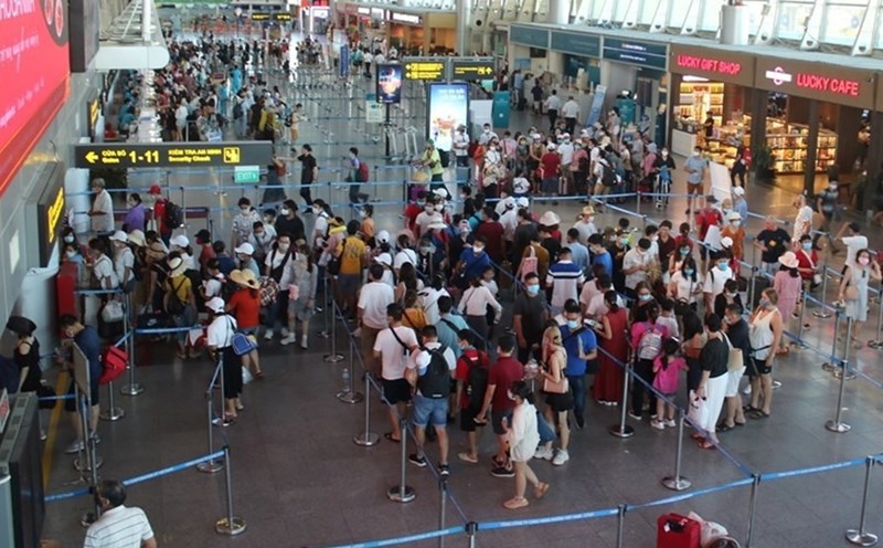Khách du lịch rời thành phố Đà Nẵng khi dịch COVID-19 bùng phát. Ảnh: Hữu Long