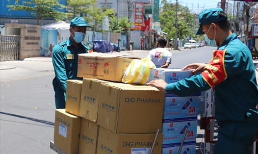 Lực lượng chức năng của TP.Đà Nẵng đưa lương thực, thực phẩm vào khu vực cách ly phục vụ người dân chống dịch COVID-19 (chụp ngày 28.7). Ảnh: Hữu Long