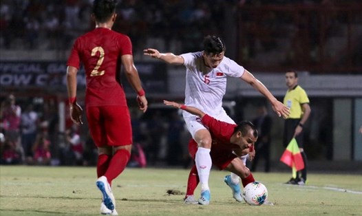 Tuyển Việt Nam (áo trắng) đánh bại tuyển Indonesia (áo đỏ) 3-1 ngay trên sân khách cuối năm 2019. Ảnh: Minh Tùng.