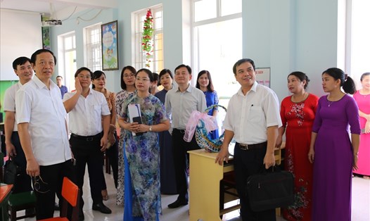 Đoàn công tác của Bộ GDĐT kiểm tra công tác chuẩn bị triển khai chương trình, SGK mới tại Hà Tĩnh. Ảnh: DN