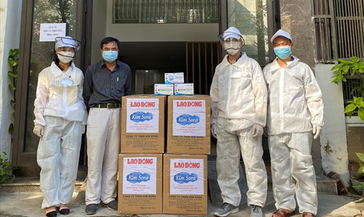 Thông qua Báo Lao Động, Công ty TNHH KIm Sora đã tặng đợt đầu 10 ngàn khẩu trang cho bệnh nhân và nhân viên y tế Bệnh viện C-(Đà Nẵng). Ảnh: Thái Bình