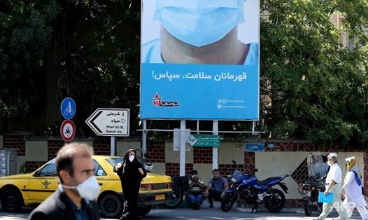 Người dân đeo khẩu trang trên đường phố Iran. Nước này đang phải đối mặt với sự gia tăng các ca tử vong đáng lo ngại. Ảnh: AFP