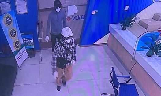 Những hình ảnh hai tên cướp vào ngân hàng nổ súng, lấy hơn 900 triệu đồng. Ảnh công an cắt từ clip.