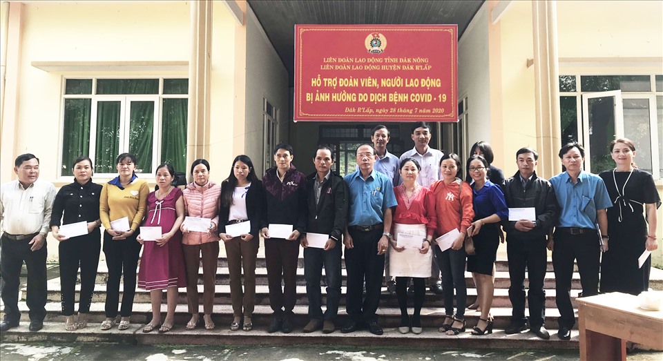 LĐLĐ tỉnh Đắk Nông tặng quà cho đoàn viên bị ảnh hưởng bởi dịch COVID-19. Ảnh: Thanh Bình.