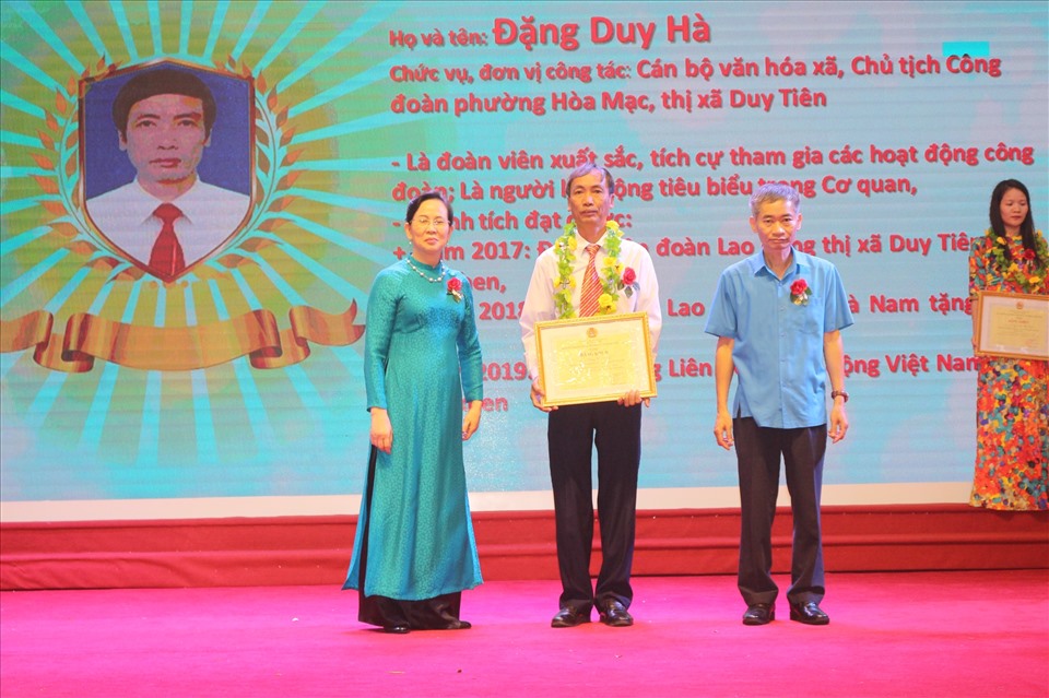 Đồng chí Lê Thị Thủy - Bí thư Tỉnh ủy và đồng chí Trần Văn Thuật - Phó Chủ tịch Tổng LĐLĐ Việt Nam tặng Bằng khen tới cá nhân điển hình tiên tiến. Ảnh: Thu Lệ.