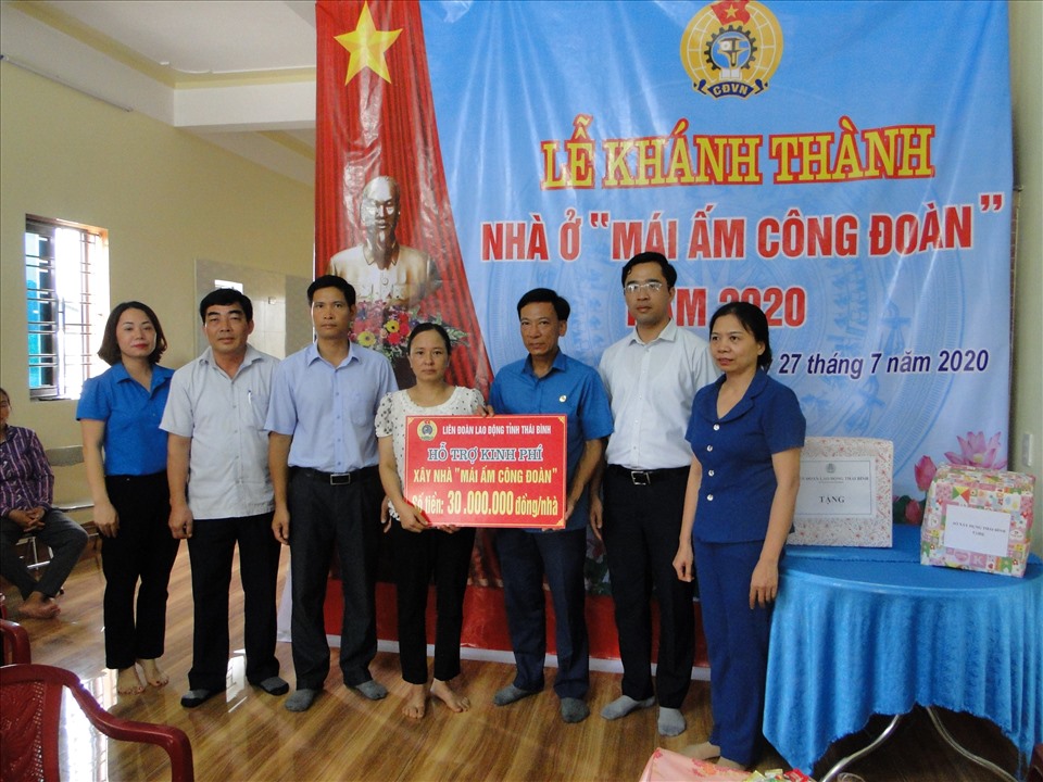 Lãnh đạo LĐLĐ tỉnh trao kinh phí hỗ trợ xây nhà mái ấm cho đoàn viên. Ảnh: B.Mạnh