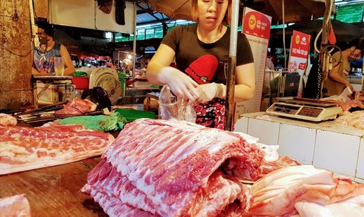 Giá thịt lợn bán lẻ giảm 2,48% trong tháng 7 đã góp phần kìm đà tăng của CPI tháng 7.2020. Ảnh: Khánh Vũ