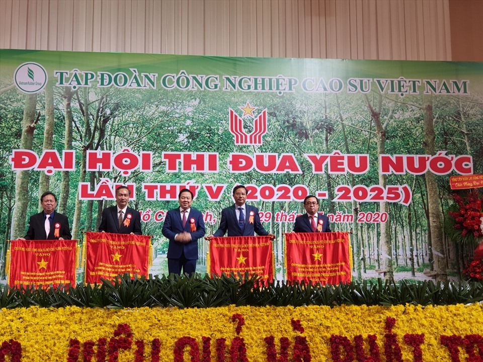 Ông Nguyễn Hoàng Anh, Chủ tịch Ủy ban Quản lý vốn Nhà nước tại doanh nghiệp trao Cờ thi đua xuất sắc của Chính Phủ cho 4 tập thể thuộc VRG. Ảnh Nam Dương