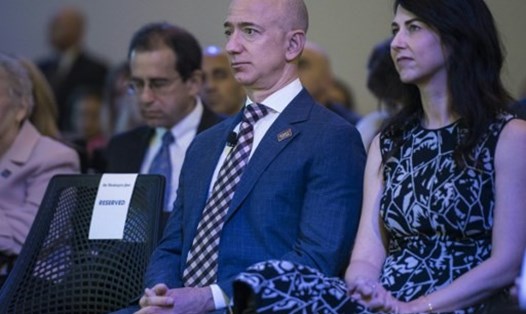 Jeff Bezos (trái) và bà MacKenzie trong một sự kiện năm 2016 khi chưa ly hôn. Ảnh: AFP.