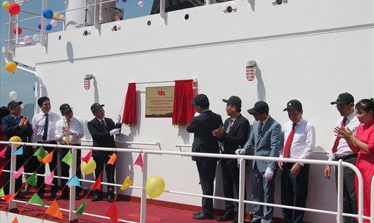 Bí thư Tỉnh ủy Khánh Hòa và lãnh đạo Công ty HVS thực hiện gắn biển công trình chào mừng Đại hội Đảng bộ tỉnh Khánh Hòa trên con tàu do cán bộ công nhân viên HVS thực hiện. Ảnh: Thái Vũ