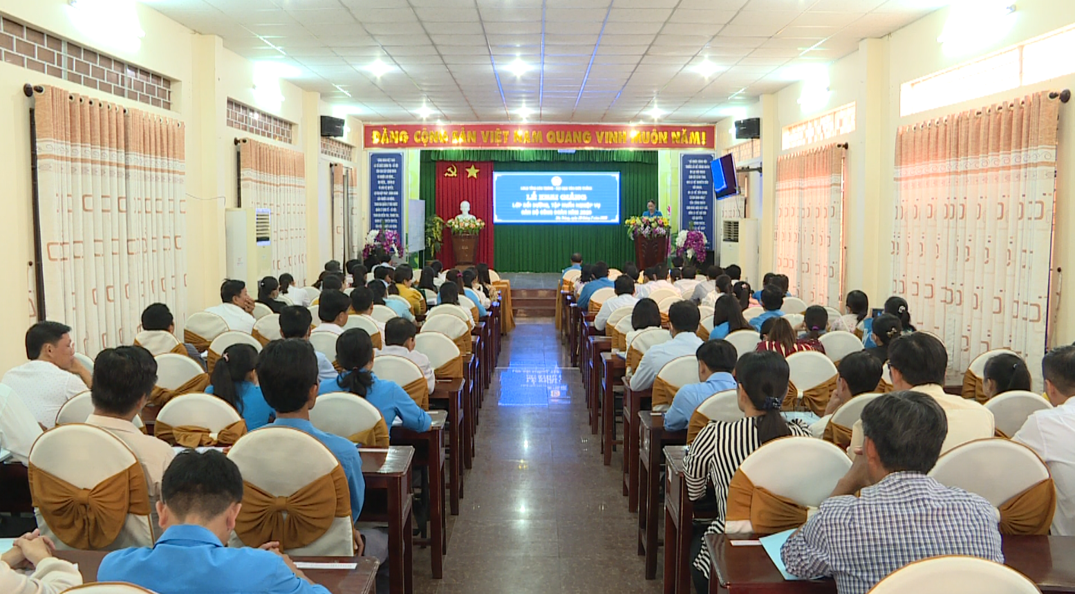 Gần 100 cán bộ Công đoàn tham dự bồi dưỡng nghiệp vụ. Ảnh: Trường Khoa