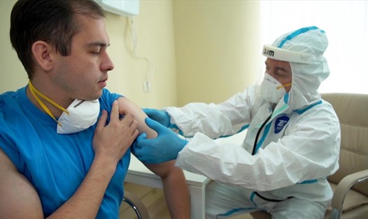 Thử nghiệm tiêm vaccine COVID-19 cho một tình nguyện viên Nga. Ảnh: Bộ Quốc phòng Nga/Ria Novosti