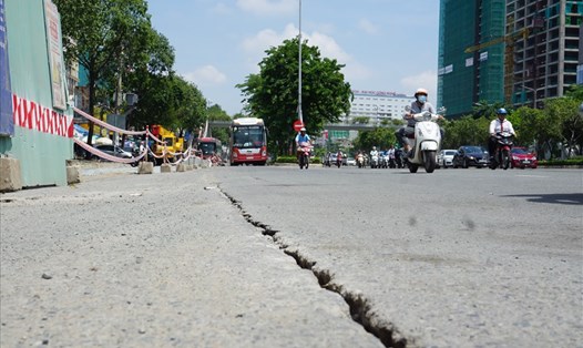 Mặt đường Điện Biên Phủ bị nứt do ảnh hưởng thi công dự án nâng cấp đường Nguyễn Hữu Cảnh.  Ảnh: Minh Quân