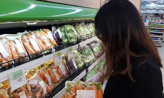 Thói quen mua sắm của người dân thay đổi khiến doanh số bán hàng của nhiều doanh nghiệp, siêu thị giảm tới 40-50%. Ảnh: Khánh Vũ