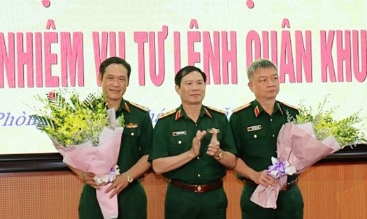 Trung tướng Nguyễn Tân Cương chúc mừng Trung tướng Vũ Hải Sản và Thiếu tướng Nguyễn Quang Ngọc.