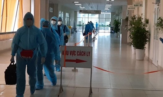 Đoàn nhân viên y tế Bệnh viện Bệnh Nhiệt đới Trung ương đã về tới bệnh viện sau chuyến bay sang đón công dân từ Guinea Xích Đạo. Ảnh: Đặng  Thanh.