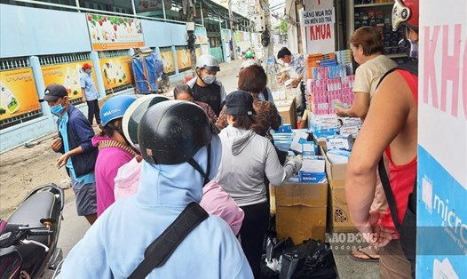 Rất đông người dân tìm mua khẩu trang tại chợ thuốc tây trên đường Nguyễn Giản Thanh (quận 10, TPHCM). Ảnh: Anh Nhàn