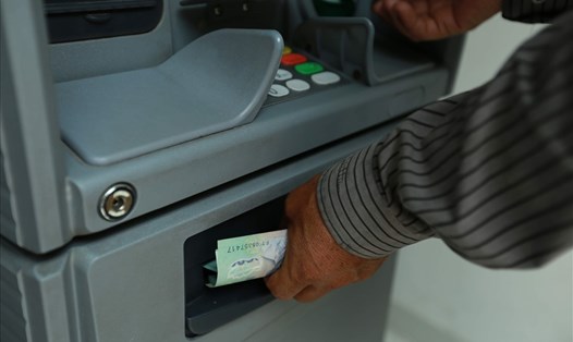 BHXH Việt Nam khuyến khích người dân nhận lương hưu, trợ cấp BHXH qua ATM (ảnh minh hoạ). Ảnh: Hải Nguyễn