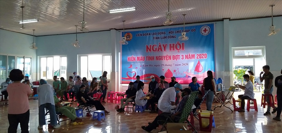 Đoàn viên, người lao động Công ty TNHH Hasfarm tham gia hiến máu tình nguyện